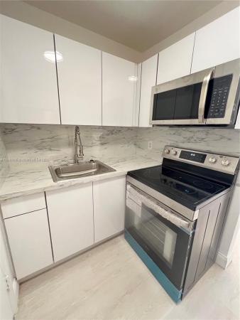 Georgian Courts, 1821 NE 62nd St #426, Fort Lauderdale, Florida 33308, image 1
