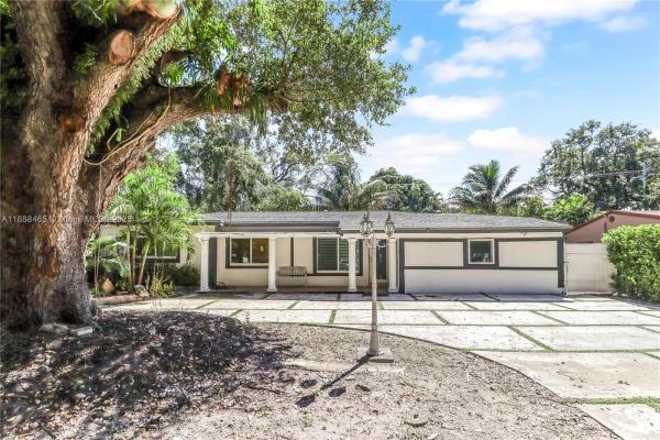 640 NE 160th St, Unincorporated Dade County, Florida 33162, image 1