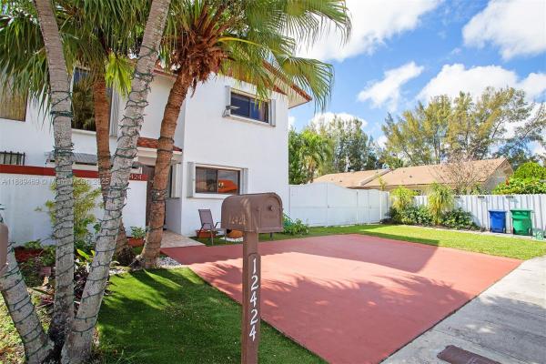 Villas At The Lake, 12424 SW 10th Ter B #B, Tamiami, Florida 33184, image 3