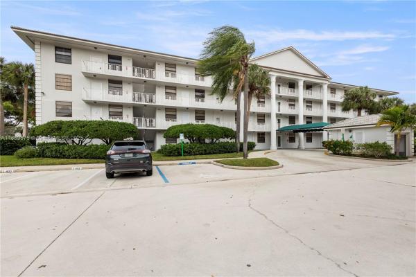 Whitehall, 3635 Whitehall Dr 401, West Palm Beach, Florida 33401, image 1