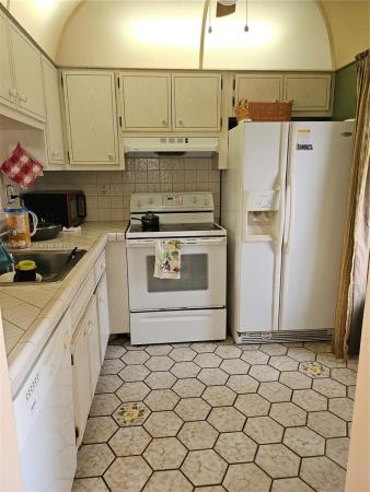 Kahlua Gardens, 5121 W Oakland Park Blvd #211, Lauderdale Lakes, Florida 33313, image 1