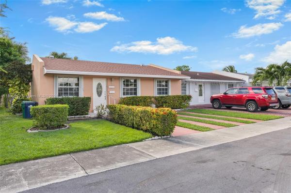 Royale Green, 4438 SW 131st Ave, Kendale Lakes, Florida 33175, image 2