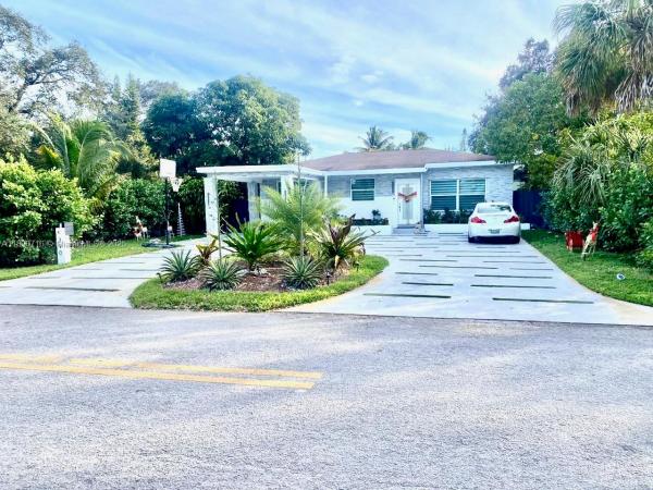 390 NE 165th St, Unincorporated Dade County, Florida 33162, image 1