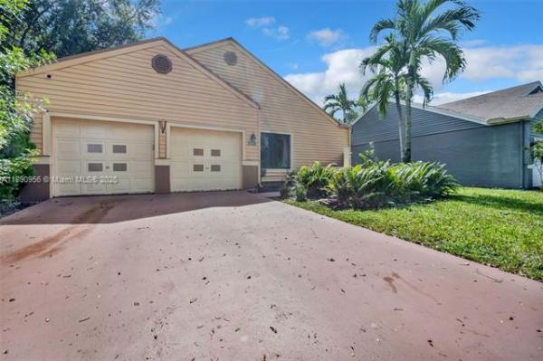 Cinnamon Place At Honeywoods, 8330 SW 12th St, Pembroke Pines, Florida 33025, image 2