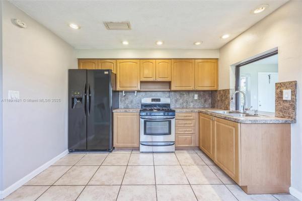 Gold Key Villas, 6901 NW 28th St, Sunrise, Florida 33313, image 3