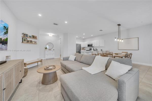 290 NW 109 Ave #103, Unincorporated Dade County, Florida 33172, image 1