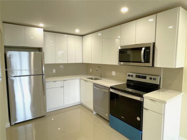 Woodside, 16950 W Dixie Hwy #B625, North Miami Beach, Florida 33160, image 1