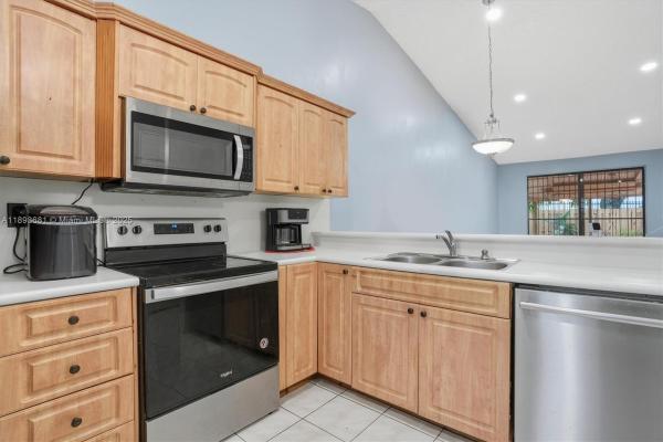Country Lake Manors Townhomes, 6726 NW 188th Ter, Hialeah, Florida 33015, image 3
