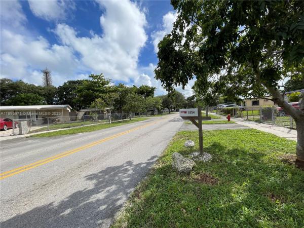 Lauderdale Manors, 1854 Lauderdale Manor Dr, Fort Lauderdale, Florida 33311, image 2