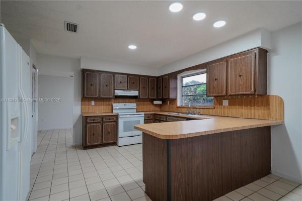 West Gardens, 9744 SW 4th Ter, Fountainebleau, Florida 33174, image 3