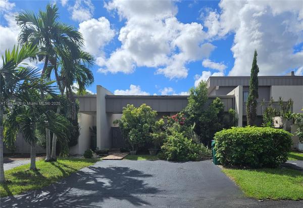 Creekside Villas, 10466 SW 75th Ln, Kendall, Florida 33173, image 2