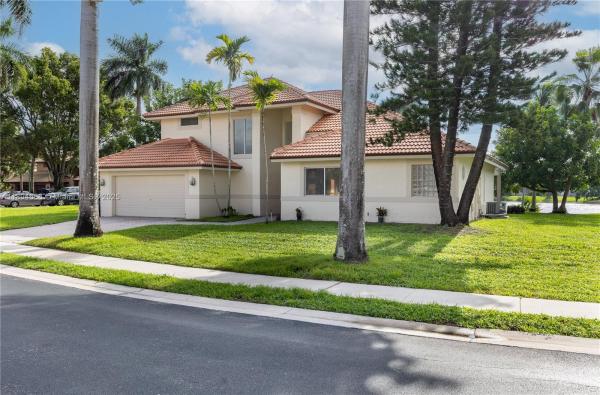 Emerald Lake Estates At The Landings, 1361 SW 104th Ave, Pembroke Pines, Florida 33025, image 2