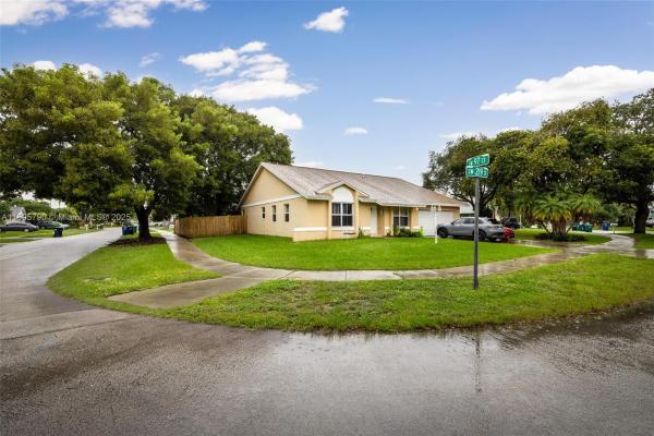 Laguna Pointe, 9730 SW 219th St, Cutler Bay, Florida 33190, image 1
