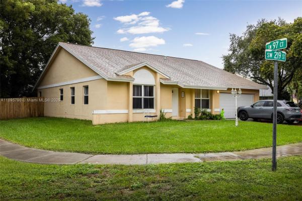 Laguna Pointe, 9730 SW 219th St, Cutler Bay, Florida 33190, image 2