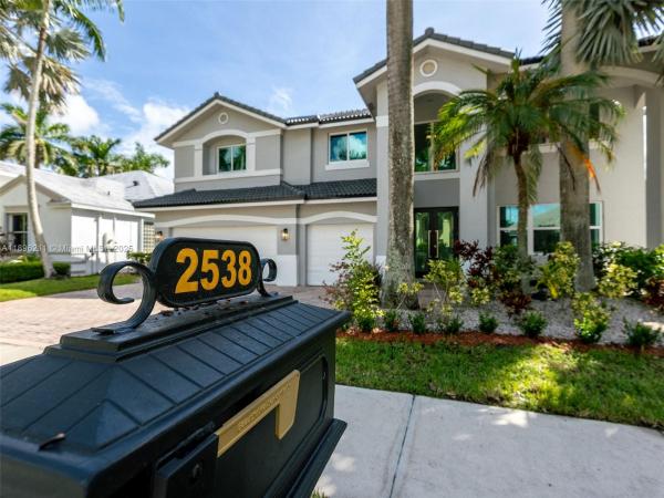 Hunters Pointe, 2538 Hunters Run Way, Weston, Florida 33327, image 1