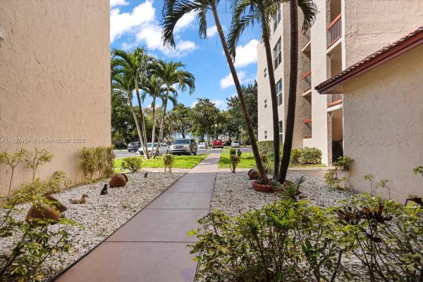 Evergreen Of Pine Island Ridge, 9451 Evergreen Pl #303, Davie, Florida 33324, image 2