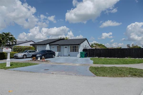 Superior Homes, 13337 NW 3rd Ln, Tamiami, Florida 33182, image 2
