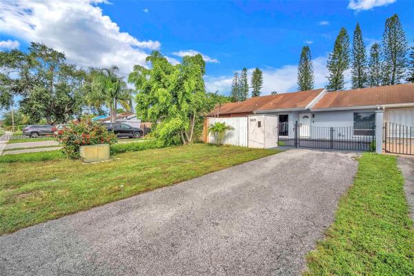 5515 Biscayne Dr, Greenacres, Florida 33463, image 3