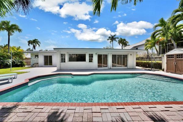 Tropical Isle Homes, 255 Ridgewood Rd #., Key Biscayne, Florida 33149, image 1