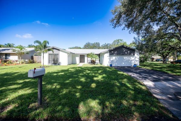 3904 W Sailboat Dr, Hollywood, Florida 33026, image 1