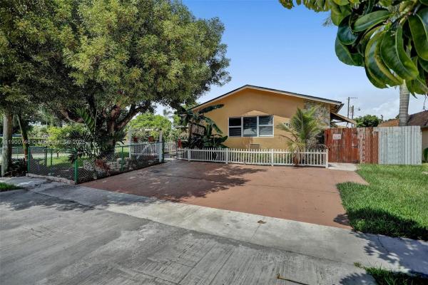 Victoria Villas, 201 NE 2nd Ave, Dania Beach, Florida 33004, image 1