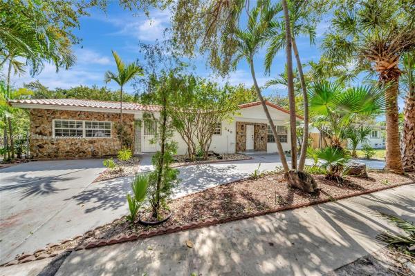 Pickwick Lake Estates, 840 NE 182nd St, North Miami Beach, Florida 33162, image 1