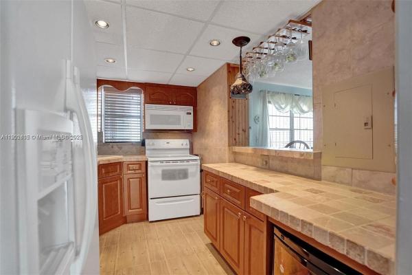 Carlyle Plaza, 7620 Carlyle Ave #703, Miami Beach, Florida 33141, image 3