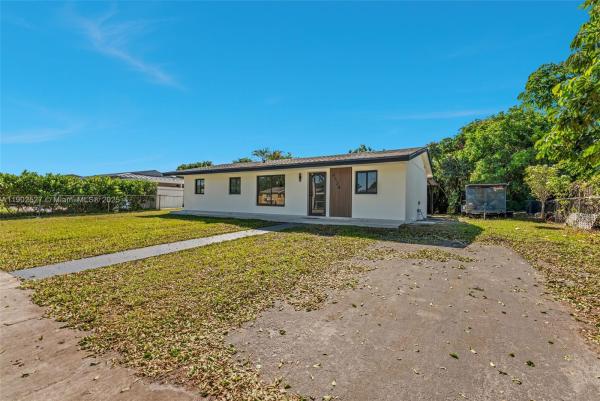 Carol City Gardens, 4520 NW 198th St, Miami Gardens, Florida 33055, image 2