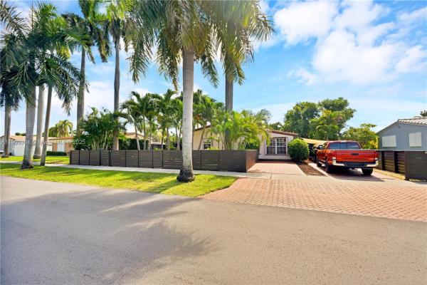 Gulfstream Estates, 818 NE 3rd St, Hallandale Beach, Florida 33009, image 1