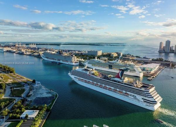 YotelPad Miami, 227 NE 2nd St #1703, Miami, Florida 33132, image 1