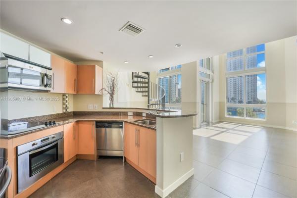 Met 1, 300 S Biscayne Blvd #L-414, Miami, Florida 33131, image 2