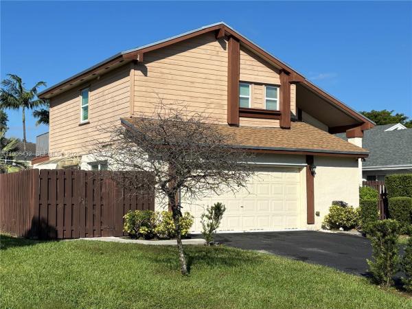 Patio Homes At Lakes Of The Meadow, 4314 SW 148th Ct, Kendall West, Florida 33185, image 2