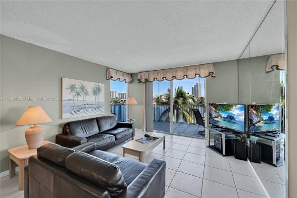 Les Pelicans, 18260 N Bay Rd #420, Sunny Isles Beach, Florida 33160, image 3