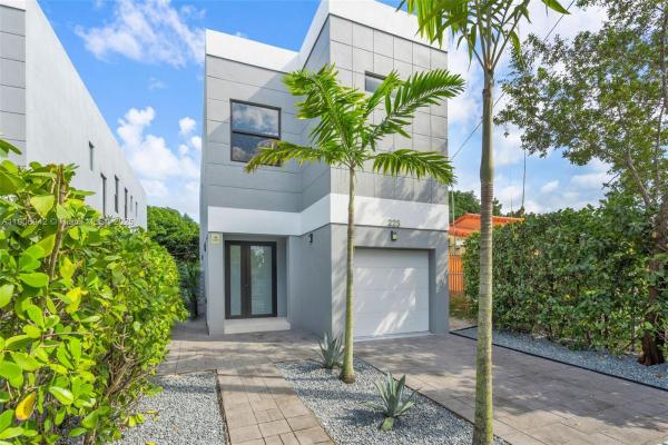 St Manors, 225 NW 40th Ct, Miami, Florida 33126, image 3