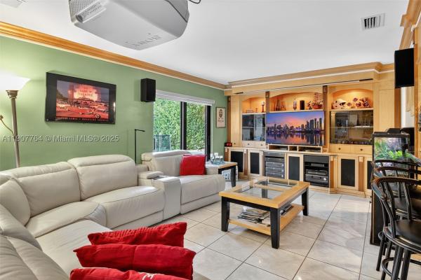 Lake Glenn Ellen, 15010 Dunbarton Pl, Miami Lakes, Florida 33016, image 2
