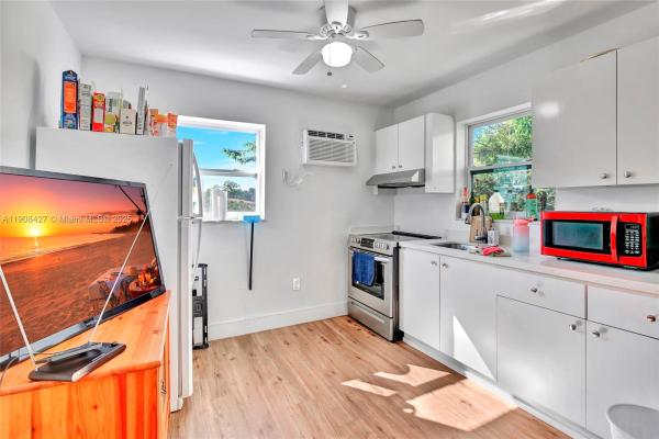 458 SW 9th St 1 #3, Miami, Florida 33130, image 1