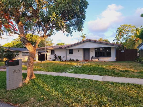 Pickwick Lake Estates, 850 NE 182nd Ter, North Miami Beach, Florida 33162, image 1