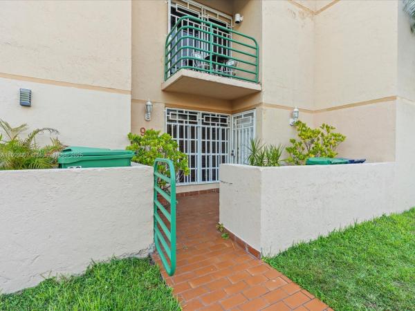 Les Chateaux At International Gardens, 11840 SW 18th Ter #94, Tamiami, Florida 33175, image 2
