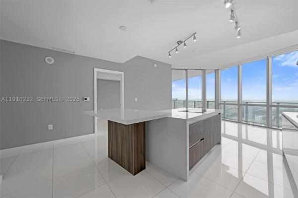Paramount Miami Worldcenter, 851 NE 1st Ave #4204, Miami, Florida 33132, image 2