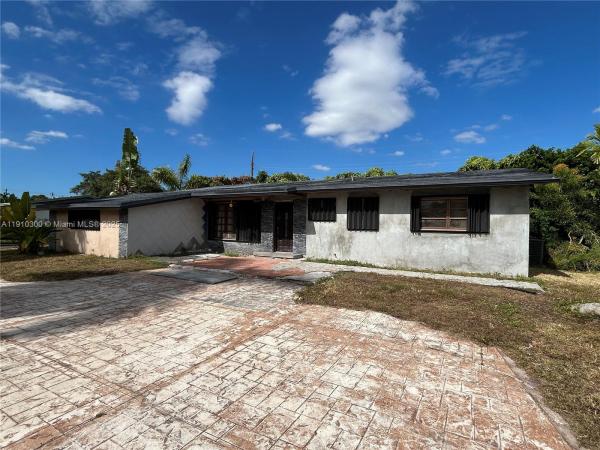 Heftler Homes, 10441 SW 48th St, Westwood Lakes, Florida 33165, image 2