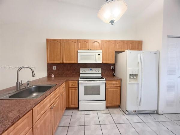 Country Lake Manors Townhomes, Hialeah, Florida 33015, image 3