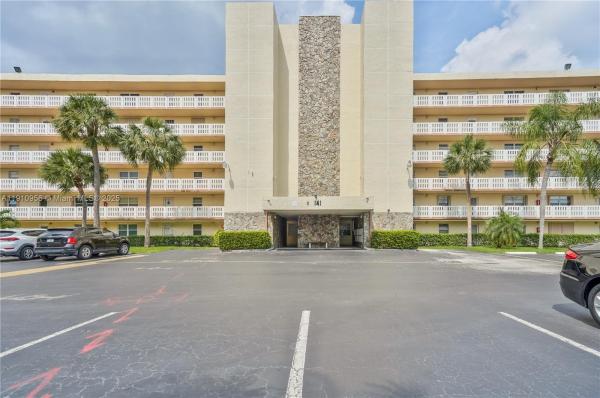 Meadowbrook Lakes View, 141 SE 3rd Ave #506, Dania Beach, Florida 33004, image 2