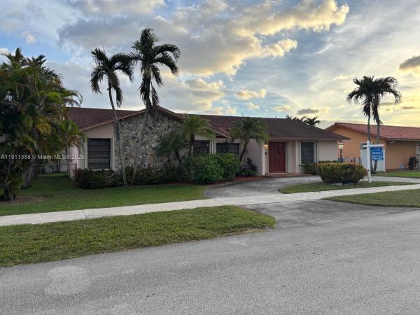 West Gardens, 9730 SW 5th St, Fountainebleau, Florida 33174, image 3