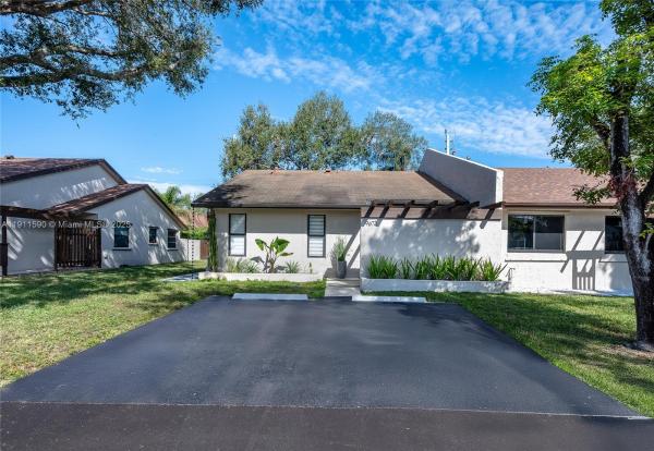 East Lakes Townhomes, 9673 NW 16th Ct, Pembroke Pines, Florida 33024, image 2