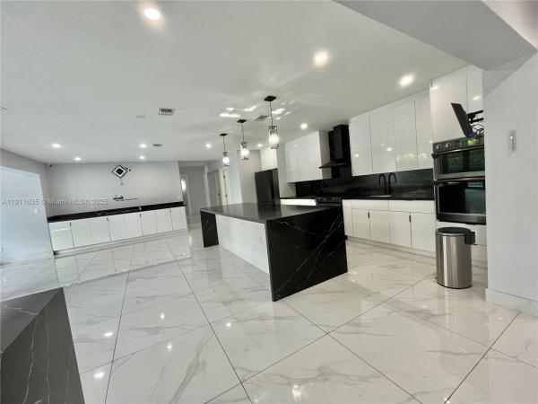 Highland Manor, 575 NE 179th Dr #n/a, North Miami Beach, Florida 33162, image 1