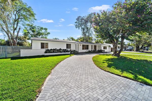 Twin Lakes Manor, 6320 SW 62nd Ter, South Miami, Florida 33143, image 2