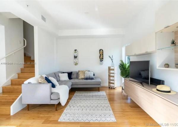 D Gems, 619 Meridian Ave #6, Miami Beach, Florida 33139, image 1