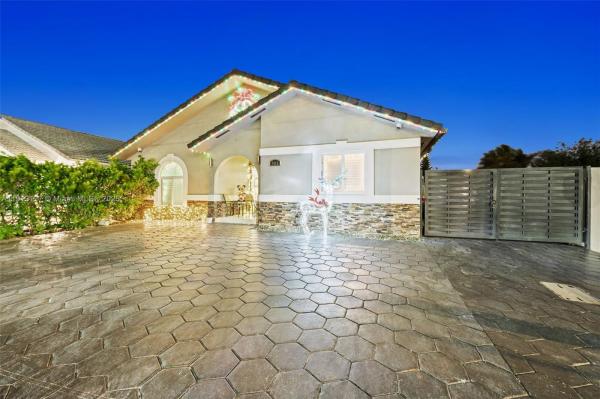 Christys, 7416 W 32nd Ave, Hialeah, Florida 33018, image 1