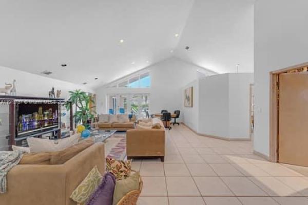 Lusia, 10220 SW 140th St, Kendall, Florida 33176, image 3