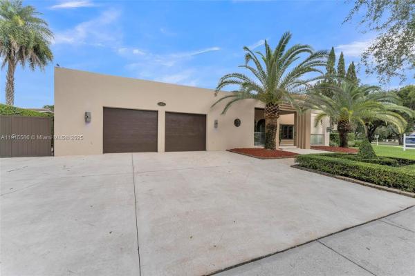 Loch Lomond, 7261 W Troon Cir, Miami Lakes, Florida 33014, image 3